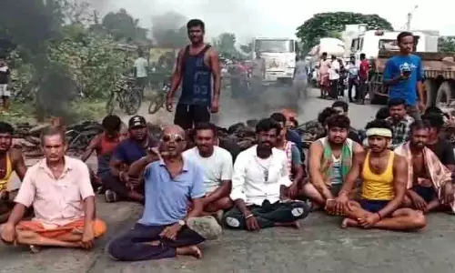 Ganjam: सड़क मरम्मत में देरी से नाराज़ ग्रामीणों ने NH-326 को किया जाम