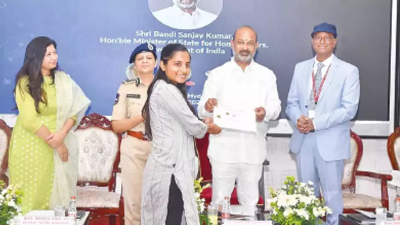 Telangana: बंदी संजय ने साइबर खतरों से निपटने के लिए सामूहिक कार्रवाई का आह्वान किया Telangana: बंदी संजय ने साइबर खतरों से निपटने के लिए सामूहिक कार्रवाई का आह्वान किया