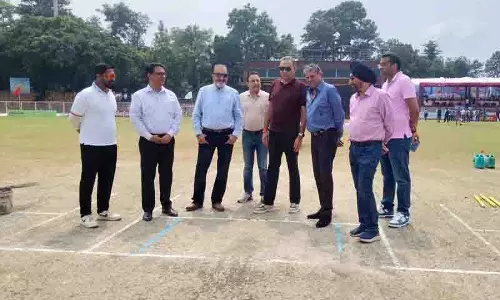 क्रिकेट को राजनीति से ऊपर रखें: Kapil Dev