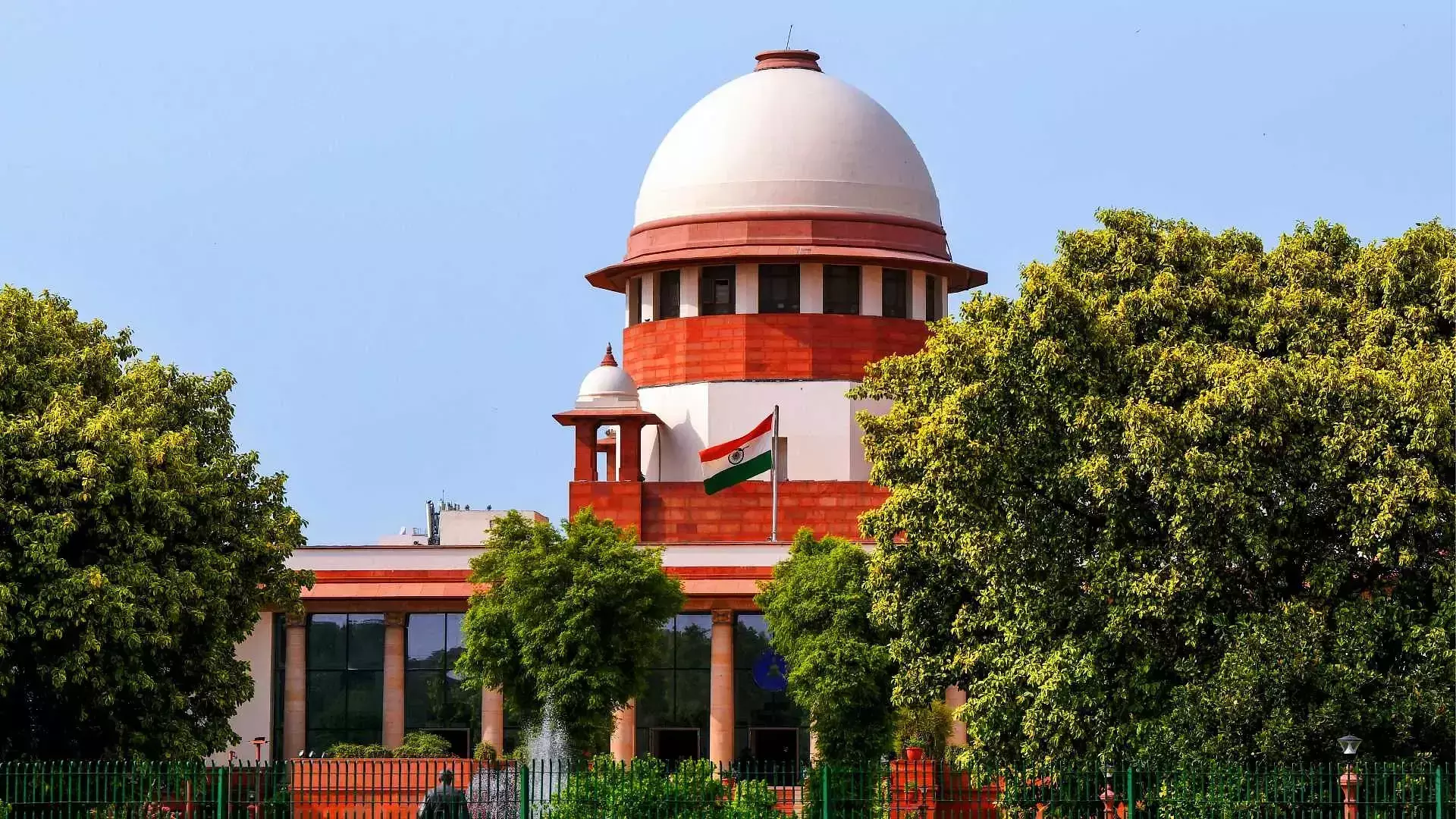 Mumbai: पुलिस वर्दी में केवल कर्तव्य सर्वोपरि: सुप्रीम कोर्ट Mumbai: पुलिस वर्दी में केवल कर्तव्य सर्वोपरि: सुप्रीम कोर्ट