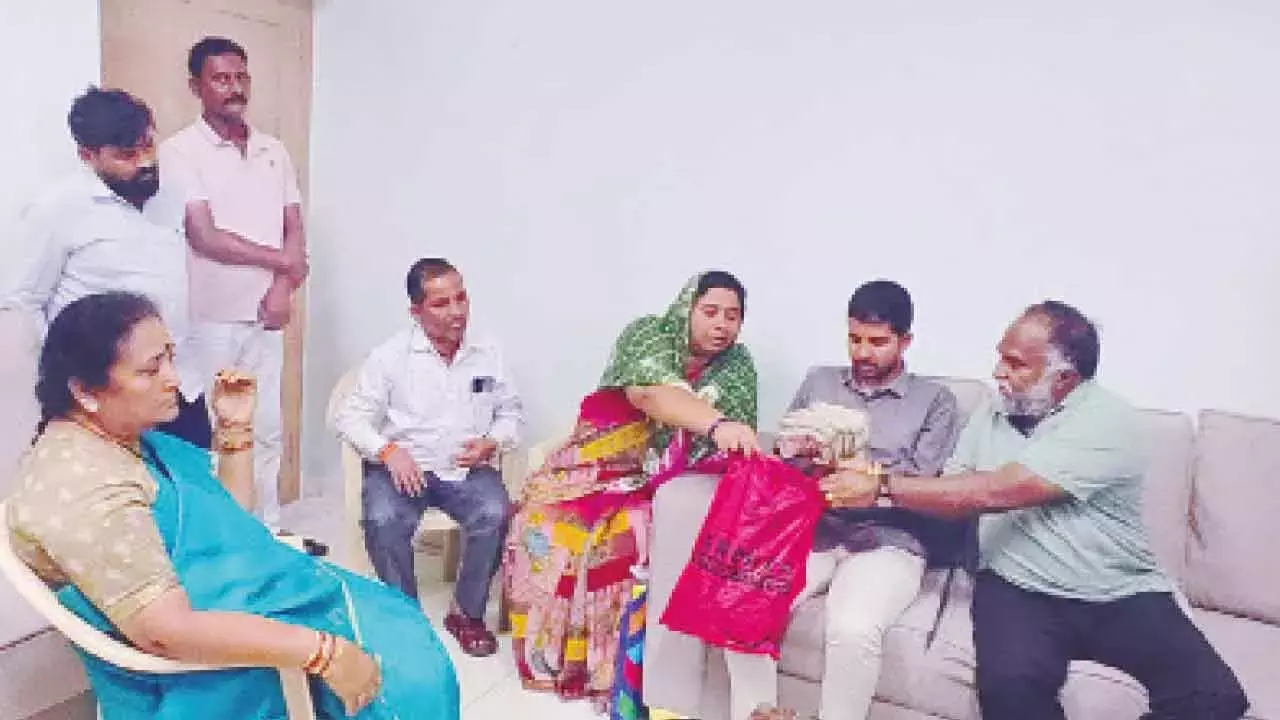 Telangana: जग्गा रेड्डी दंपत्ति ने एक छात्र की दृष्टि वापस पाने में मदद के लिए 10 लाख रुपये की सहायता दी Telangana: जग्गा रेड्डी दंपत्ति ने एक छात्र की दृष्टि वापस पाने में मदद के लिए 10 लाख रुपये की सहायता दी