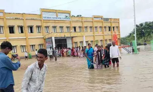 भारी बारिश के बाद Karimnagar स्थित तेलंगाना मॉडल स्कूल जलमग्न