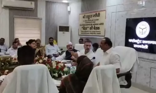 राहुल गांधी और यूपी के मंत्री दिनेश प्रताप सिंह के बीच तीखी बहस राहुल गांधी और यूपी के मंत्री दिनेश प्रताप सिंह के बीच तीखी बहस