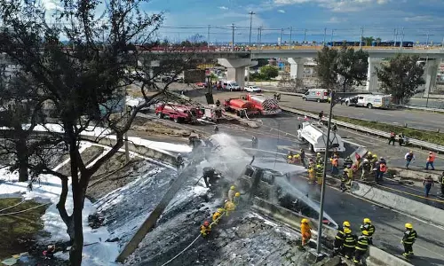 Mexico City में टैंकर विस्फोट में 8 लोगों की मौत, 90 घायल, आग से वाहन नष्ट Mexico City में टैंकर विस्फोट में 8 लोगों की मौत, 90 घायल, आग से वाहन नष्ट