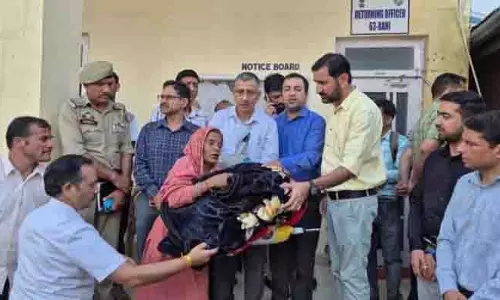 DC ने बनी सब डिवीजन का दौरा किया, प्रभावित परिवारों के बीच राहत सामग्री वितरित की DC ने बनी सब डिवीजन का दौरा किया, प्रभावित परिवारों के बीच राहत सामग्री वितरित की