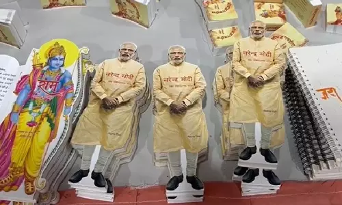UP: लघु भगवद् गीता और मोदी कटआउट किताब बनी मेले की खास पहचान