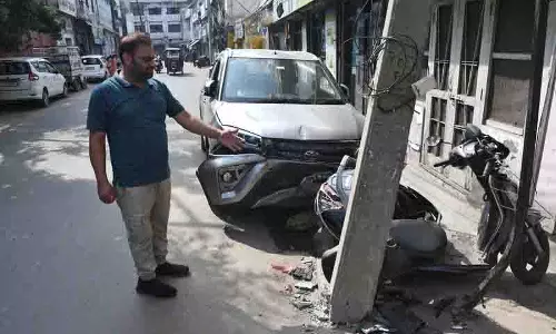 एक व्यक्ति ने तेज रफ्तार SUV से पांच दोपहिया वाहनों और बिजली के खंभे को टक्कर मारी एक व्यक्ति ने तेज रफ्तार SUV से पांच दोपहिया वाहनों और बिजली के खंभे को टक्कर मारी