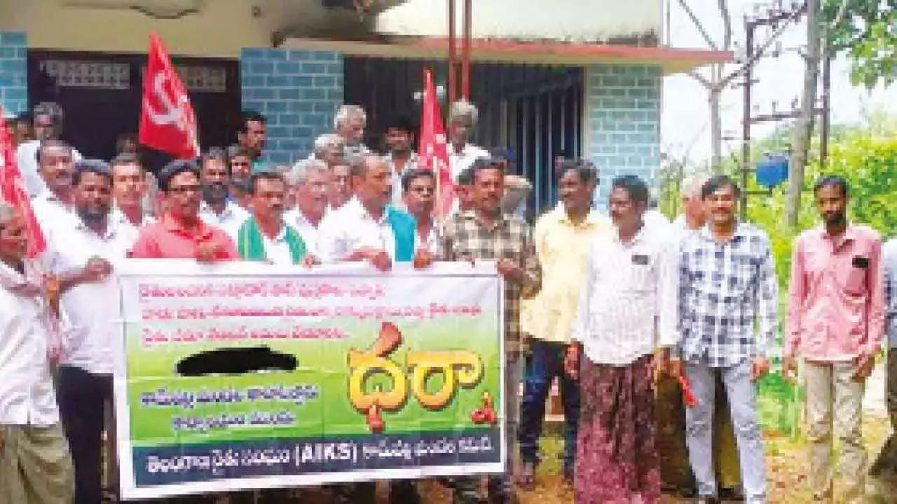 Telangana: किसानों की मांग, हमें यूरिया और भूमि पासबुक दी जाए