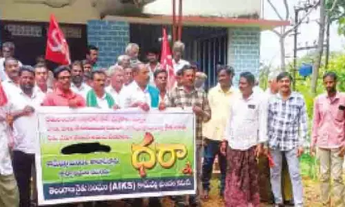 Telangana: किसानों ने मांगे यूरिया और जमीन के दस्तावेज
