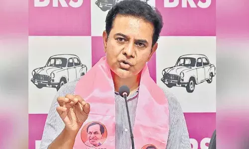 KTR ने टी न्यूज़ रिपोर्टर के साथ पुलिस के व्यवहार की आलोचना की KTR ने टी न्यूज़ रिपोर्टर के साथ पुलिस के व्यवहार की आलोचना की