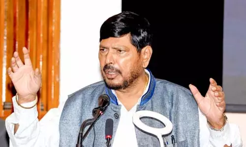 रामदास आठवले ने कांग्रेस और राउत के बयानों की आलोचना की रामदास आठवले ने कांग्रेस और राउत के बयानों की आलोचना की
