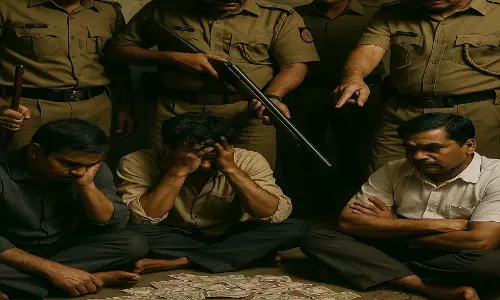 जुआ सट्टा पर पुलिस की रेड, 4 आरोपी रंगे हाथ गिरफ्तार जुआ सट्टा पर पुलिस की रेड, 4 आरोपी रंगे हाथ गिरफ्तार