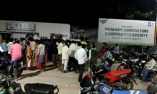 आधी रात से ही urea के लिए दौड़ रहे किसान