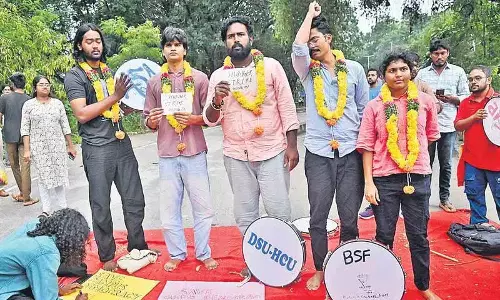 दोपहिया वाहन के डिवाइडर से टकराने से युवक की मौत
