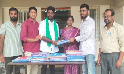 पुस्तकालय में पुस्तकों का शामिल होना सराहनीय है: Pasupuleti Veerababu पुस्तकालय में पुस्तकों का शामिल होना सराहनीय है: Pasupuleti Veerababu