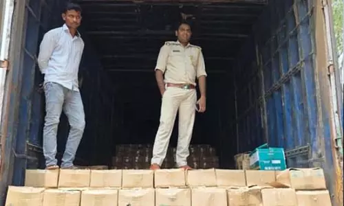 कंटेनर में छिपाकर ले जाई जा रही एक करोड़ की अवैध अंग्रेजी शराब जब्त कंटेनर में छिपाकर ले जाई जा रही एक करोड़ की अवैध अंग्रेजी शराब जब्त