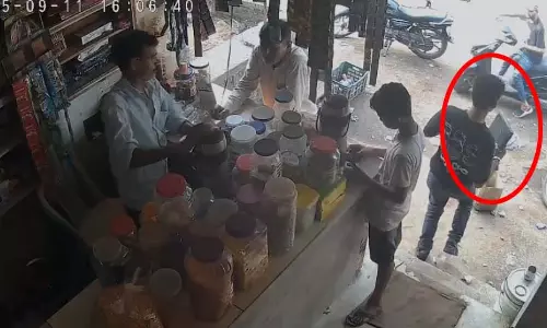 बीरगांव में दिनदहाड़े चॉइस सेंटर से लैपटॉप चोरी, CCTV में कैद हुई वारदात, पुलिस जांच में जुटी बीरगांव में दिनदहाड़े चॉइस सेंटर से लैपटॉप चोरी, CCTV में कैद हुई वारदात, पुलिस जांच में जुटी
