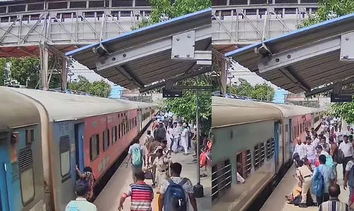 चलती ट्रेन में चढ़ते समय खतरे का सामना करने के बाद महिला बच निकली