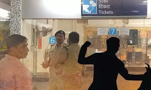 मेट्रो स्टेशन पर भयानक हत्या, टिकट काउंटर के सामने आखिर क्या हुआ? मेट्रो स्टेशन पर भयानक हत्या, टिकट काउंटर के सामने आखिर क्या हुआ?