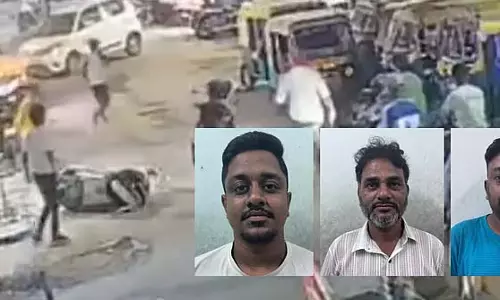 Kolkata में उपद्रवियों का उत्पात, गुलशन कॉलोनी की कानून-व्यवस्था जांच के घेरे में Kolkata में उपद्रवियों का उत्पात, गुलशन कॉलोनी की कानून-व्यवस्था जांच के घेरे में