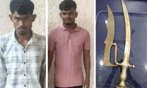 उरला में अवैध हथियार लहराने वाले दो आरोपी गिरफ्तार, 2 बड़े लोहे के तलवार जब्त