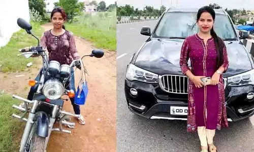 ED की सीलिंग के बाद अर्चना नाग के घर पर परिवार ने प्रदर्शन किया ED की सीलिंग के बाद अर्चना नाग के घर पर परिवार ने प्रदर्शन किया