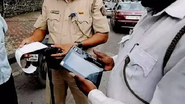 Ghaziabad में कार मालिक का हेलमेट के लिए चालान कटा, पुलिस ने इसे मानवीय भूल बताया Ghaziabad में कार मालिक का हेलमेट के लिए चालान कटा, पुलिस ने इसे मानवीय भूल बताया