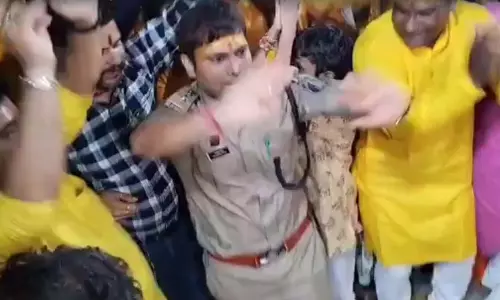 SP का भजन पर थिरकना वायरल, पुलिस वर्दी की गरिमा और आचार संहिता पर सवाल