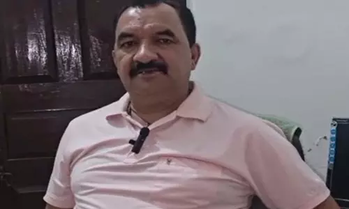 रामनगर में वनकर्मियों के सामने अचानक आए तीन बाघ, पेड़ पर चढ़कर बचाई जान रामनगर में वनकर्मियों के सामने अचानक आए तीन बाघ, पेड़ पर चढ़कर बचाई जान