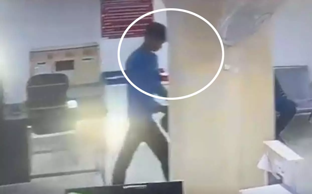 OMG! बैंक से दिनदहाड़े रुपयों से भरा बैग चोरी, LIVE वीडियो सामने आया OMG! बैंक से दिनदहाड़े रुपयों से भरा बैग चोरी, LIVE वीडियो सामने आया