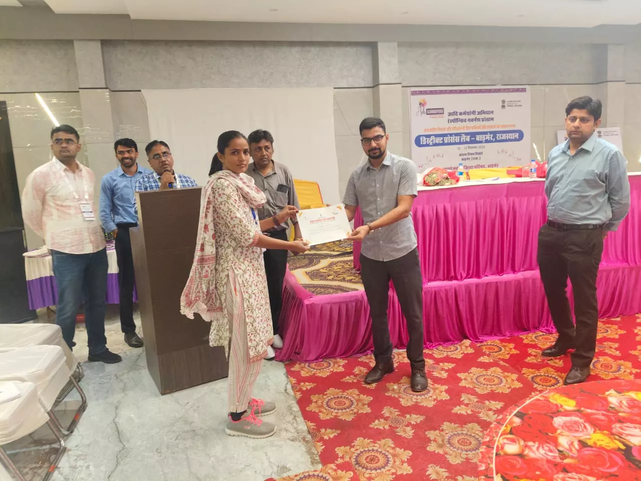 Barmer: आमजन को सरकारी योजनाओं का प्रभावी लाभ देने पर रवी कुमार ने किया जोर Barmer: आमजन को सरकारी योजनाओं का प्रभावी लाभ देने पर रवी कुमार ने किया जोर