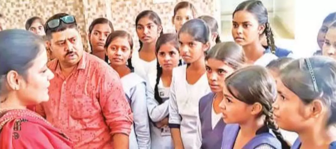 Bareilly: विद्यालय में भोजन सामग्री की जांच के लिए सैंपल लिए Bareilly: विद्यालय में भोजन सामग्री की जांच के लिए सैंपल लिए