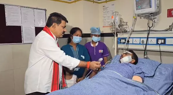 गृहमंत्री विजय शर्मा ने IED ब्लास्ट में घायल CRPF जवान आलम मुकेश का हाल चाल जाना गृहमंत्री विजय शर्मा ने IED ब्लास्ट में घायल CRPF जवान आलम मुकेश का हाल चाल जाना