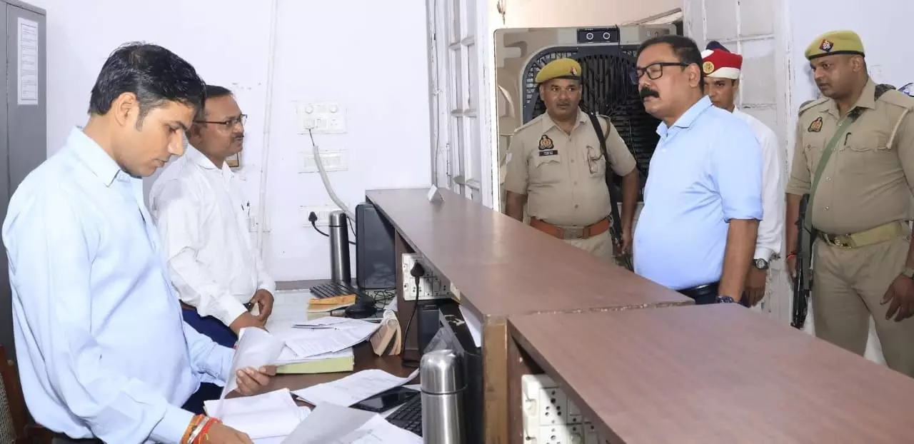 Bareilly: कलेक्ट्रेट निरीक्षण के दौरान डीएम ने दिखाई कड़ाई Bareilly: कलेक्ट्रेट निरीक्षण के दौरान डीएम ने दिखाई कड़ाई