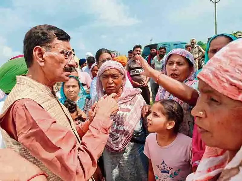 सीमा पर बाड़ लगाने के लिए पर्याप्त धनराशि उपलब्ध: State Minister सीमा पर बाड़ लगाने के लिए पर्याप्त धनराशि उपलब्ध: State Minister
