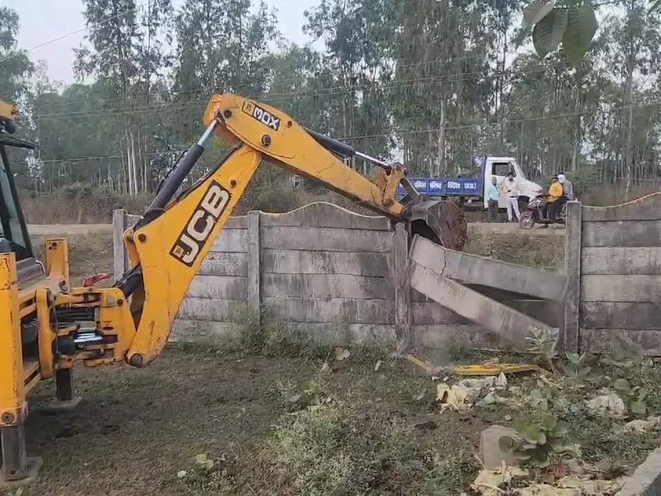 Bareilly: तीन अवैध कॉलोनियों का निर्माण ध्वस्त, प्रशासन सख्त Bareilly: तीन अवैध कॉलोनियों का निर्माण ध्वस्त, प्रशासन सख्त