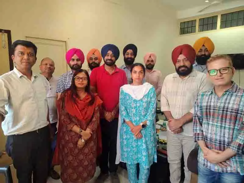 Punjabi कलाकार बाढ़ के बाद जीवन के पुनर्निर्माण की उम्मीद जगाते हुए सहायता प्रदान कर रहे Punjabi कलाकार बाढ़ के बाद जीवन के पुनर्निर्माण की उम्मीद जगाते हुए सहायता प्रदान कर रहे
