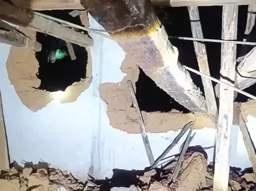 कच्चे मकान में हाथियों ने की तोड़फोड़, झुंड की एंट्री से लोगों में दहशत कच्चे मकान में हाथियों ने की तोड़फोड़, झुंड की एंट्री से लोगों में दहशत