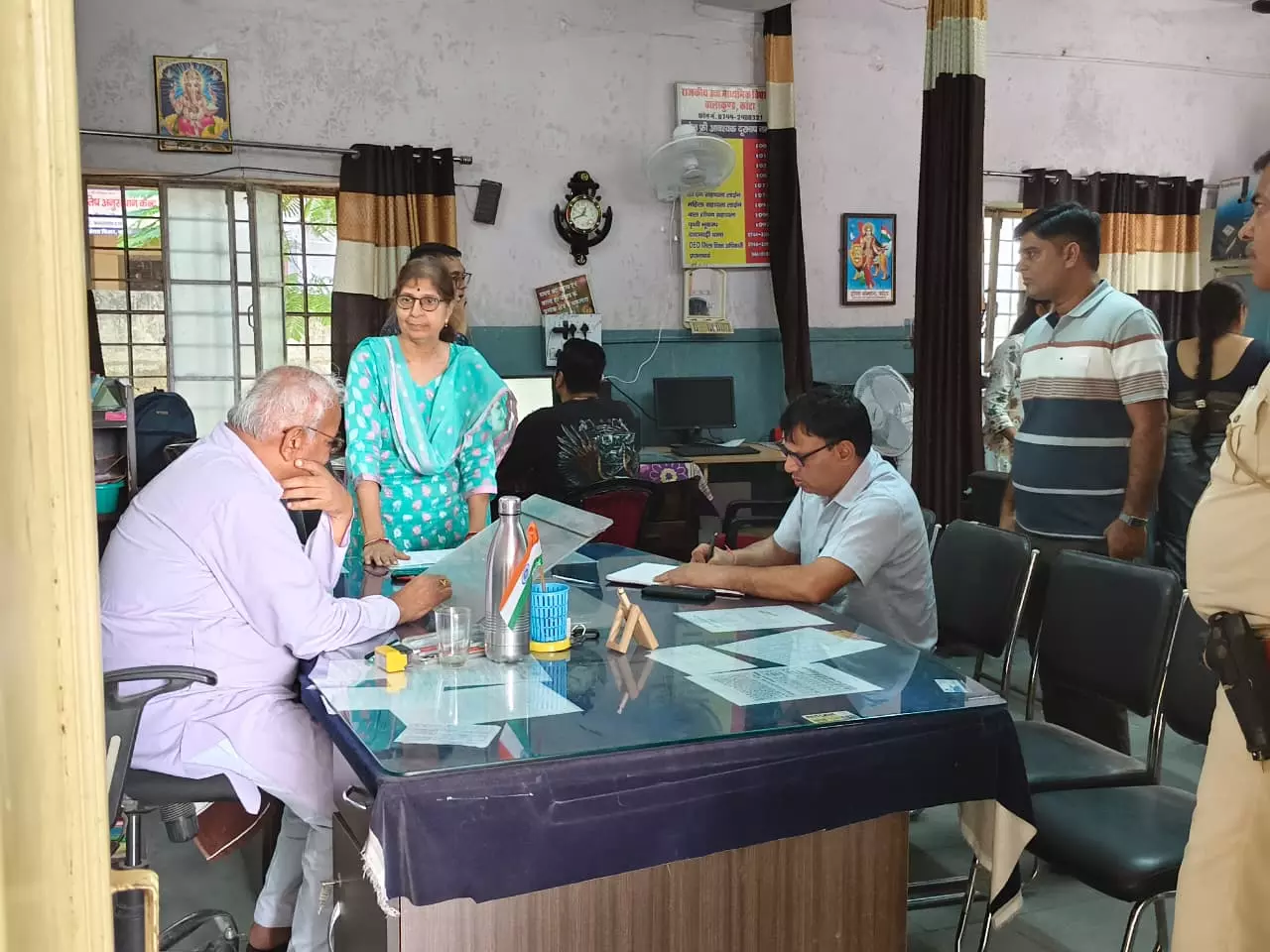 Jaipur: शिक्षा मंत्री ने किया कोटा शहर के सरकारी विद्यालयों का औचक निरीक्षण किया Jaipur: शिक्षा मंत्री ने किया कोटा शहर के सरकारी विद्यालयों का औचक निरीक्षण किया