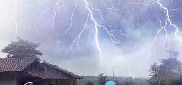 Odisha में आज भारी बारिश और आंधी की संभावना, मछुआरों को किनारे पर ही रहने की सलाह Odisha में आज भारी बारिश और आंधी की संभावना, मछुआरों को किनारे पर ही रहने की सलाह