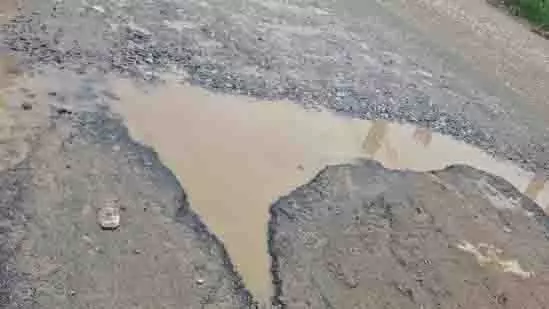 Bengaluru: गड्ढे में दिखी देशभक्ति, वायरल फोटो पर सोशल मीडिया में हलचल Bengaluru: गड्ढे में दिखी देशभक्ति, वायरल फोटो पर सोशल मीडिया में हलचल