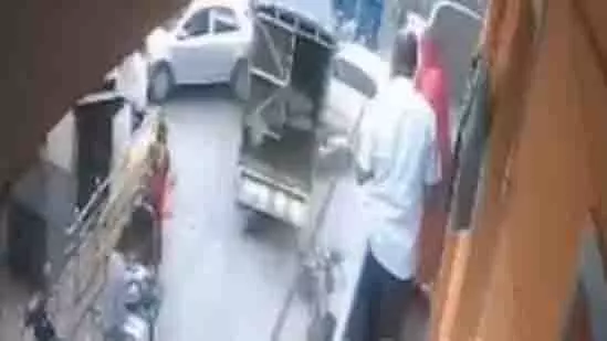 Bengaluru: कॉटनपेट में टक्कर से महिला की मौत, हादसा सीसीटीवी में कैद Bengaluru: कॉटनपेट में टक्कर से महिला की मौत, हादसा सीसीटीवी में कैद