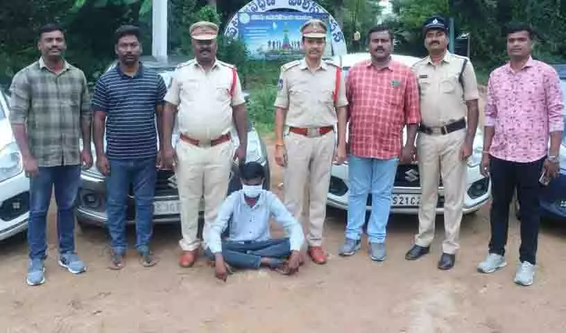 Siddipet में कार किराये पर देने की धोखाधड़ी का भंडाफोड़, छह वाहन जब्त, एक गिरफ्तार Siddipet में कार किराये पर देने की धोखाधड़ी का भंडाफोड़, छह वाहन जब्त, एक गिरफ्तार