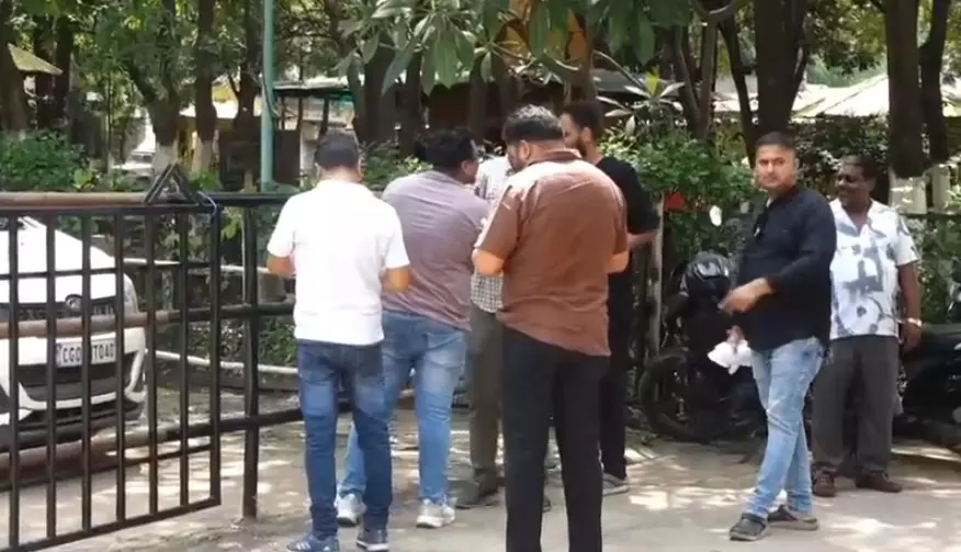 SSP दफ्तर पहुंचे थे न्यूड पार्टी के आयोजक, दो पुलिस हिरासत में SSP दफ्तर पहुंचे थे न्यूड पार्टी के आयोजक, दो पुलिस हिरासत में