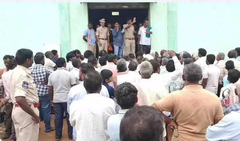 Telangana रायथु संघम ने कहा कि वायरा के किसानों को एक महीने से अधिक समय से यूरिया का इंतजार Telangana रायथु संघम ने कहा कि वायरा के किसानों को एक महीने से अधिक समय से यूरिया का इंतजार