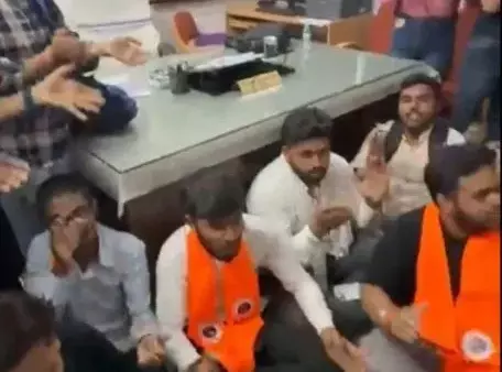 साइंस कॉलेज में हंगामे की खबर, प्रिंसिपल दफ्तर में घुसे स्टूडेंट्स साइंस कॉलेज में हंगामे की खबर, प्रिंसिपल दफ्तर में घुसे स्टूडेंट्स