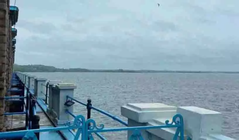 भारी बारिश के बाद Osman Sagar और हिमायत सागर में बाढ़ के द्वार खोले गए भारी बारिश के बाद Osman Sagar और हिमायत सागर में बाढ़ के द्वार खोले गए
