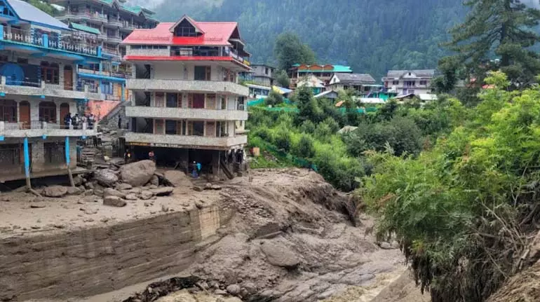 Himachal Pradesh: बिलासपुर में बादल फटने से वाहन दबे, खेत तबाह Himachal Pradesh: बिलासपुर में बादल फटने से वाहन दबे, खेत तबाह