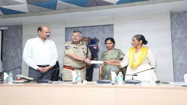 शीर्ष महिला माओवादी नेता ने स्वास्थ्य कारणों से तेलंगाना पुलिस के समक्ष आत्मसमर्पण किया शीर्ष महिला माओवादी नेता ने स्वास्थ्य कारणों से तेलंगाना पुलिस के समक्ष आत्मसमर्पण किया