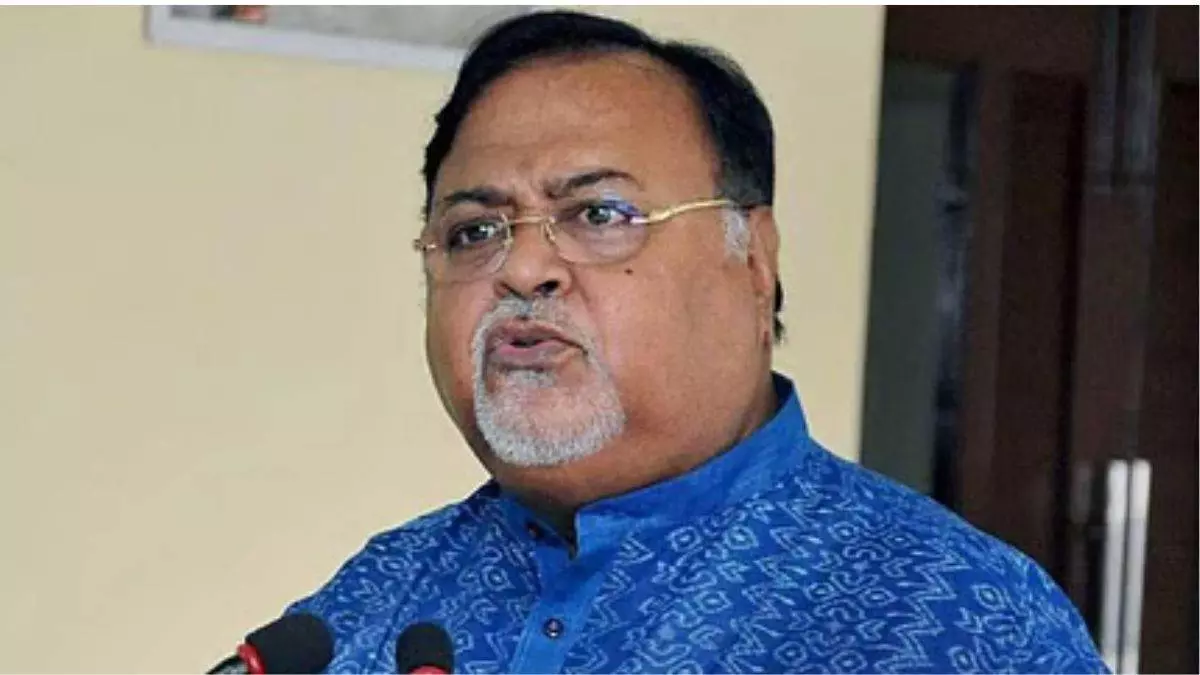 Kolkata: पार्थ चटर्जी समेत 28 पर आरोप तय, घोटाले की गूंज Kolkata: पार्थ चटर्जी समेत 28 पर आरोप तय, घोटाले की गूंज